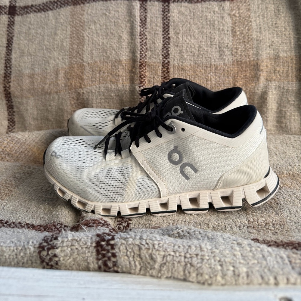 ON Cloud X White and Black Running Shoes - Picture 3 of 10